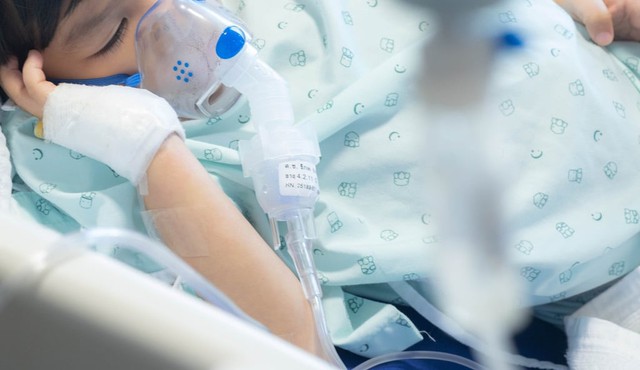 Đau lòng với hình ảnh người mẹ hôn bia mộ con trai nhỏ, liên tục nói: “Mẹ đây, mẹ đến rồi này”- Ảnh 1. Đau lòng với hình ảnh người mẹ hôn bia mộ con trai nhỏ, liên tục nói: “Mẹ đây, mẹ đến rồi này”- Ảnh 1.