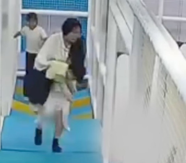 Bé trai 3 tuổi tử vong do nghẹn khi uống trà sữa trân châu và nhún nhảy trong khu vui chơi- Ảnh 2. Bé trai 3 tuổi tử vong do nghẹn khi uống trà sữa trân châu và nhún nhảy trong khu vui chơi- Ảnh 2.