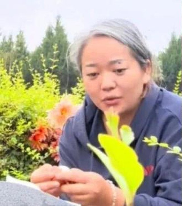 Đau lòng với hình ảnh người mẹ hôn bia mộ con trai nhỏ, liên tục nói: “Mẹ đây, mẹ đến rồi này”- Ảnh 2. Đau lòng với hình ảnh người mẹ hôn bia mộ con trai nhỏ, liên tục nói: “Mẹ đây, mẹ đến rồi này”- Ảnh 2.