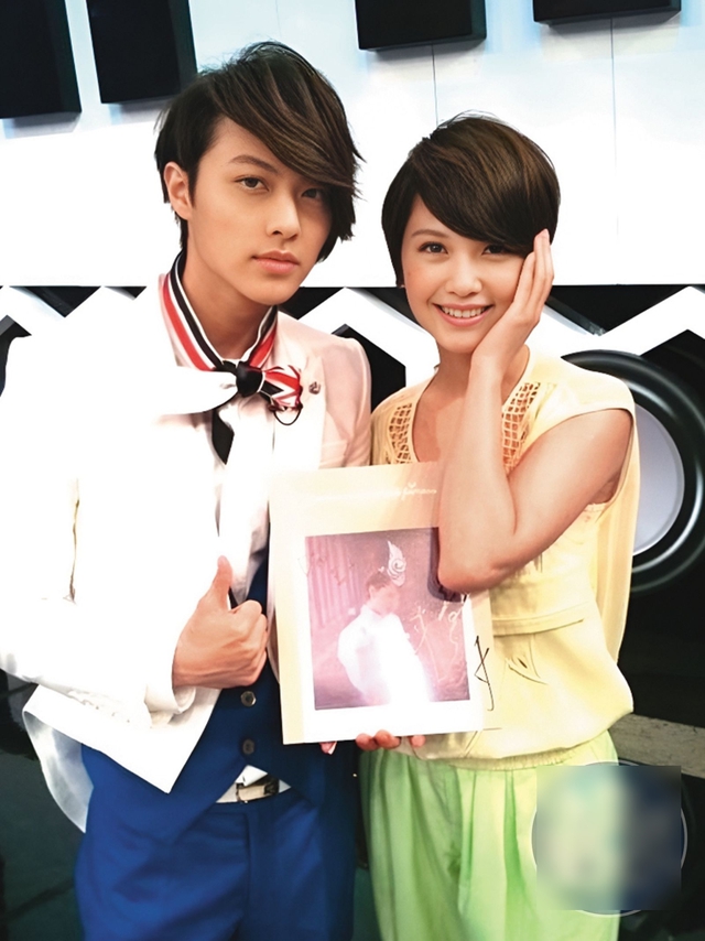 Bức ảnh nhạy cảm khiến “hoàng tử showbiz” lộ chuyện ngoại tình- Ảnh 4. Bức ảnh nhạy cảm khiến “hoàng tử showbiz” lộ chuyện ngoại tình- Ảnh 4.