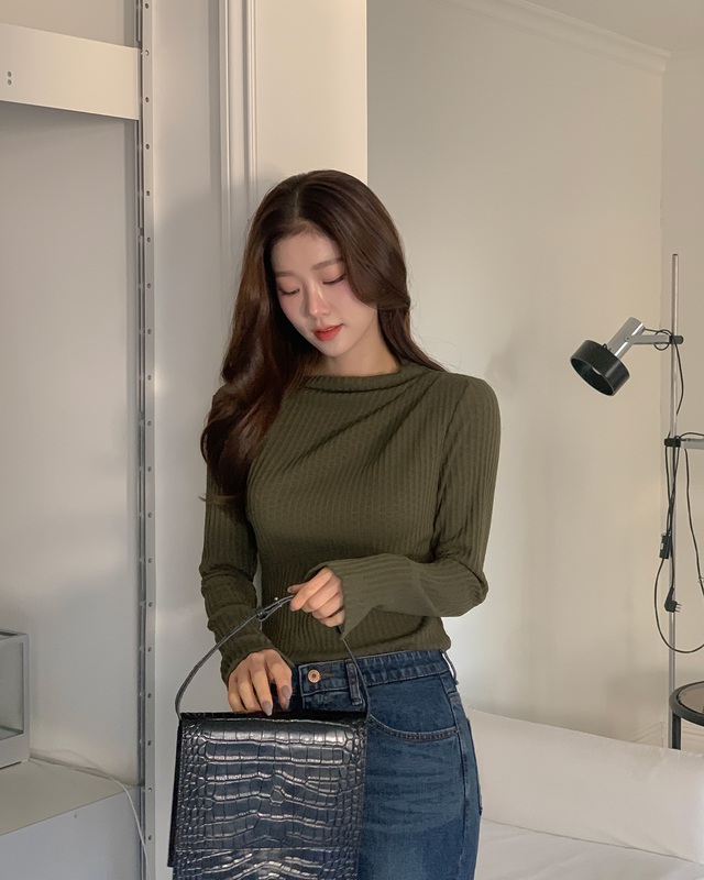 Thời tiết này mặc áo len mỏng là hợp lý nhất: 10 cách phối đơn giản, ai diện cũng đẹp- Ảnh 1.