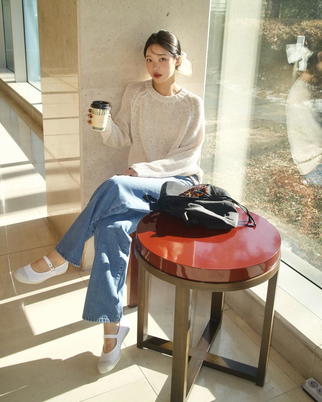 Thời tiết này mặc áo len mỏng là hợp lý nhất: 10 cách phối đơn giản, ai diện cũng đẹp- Ảnh 2.