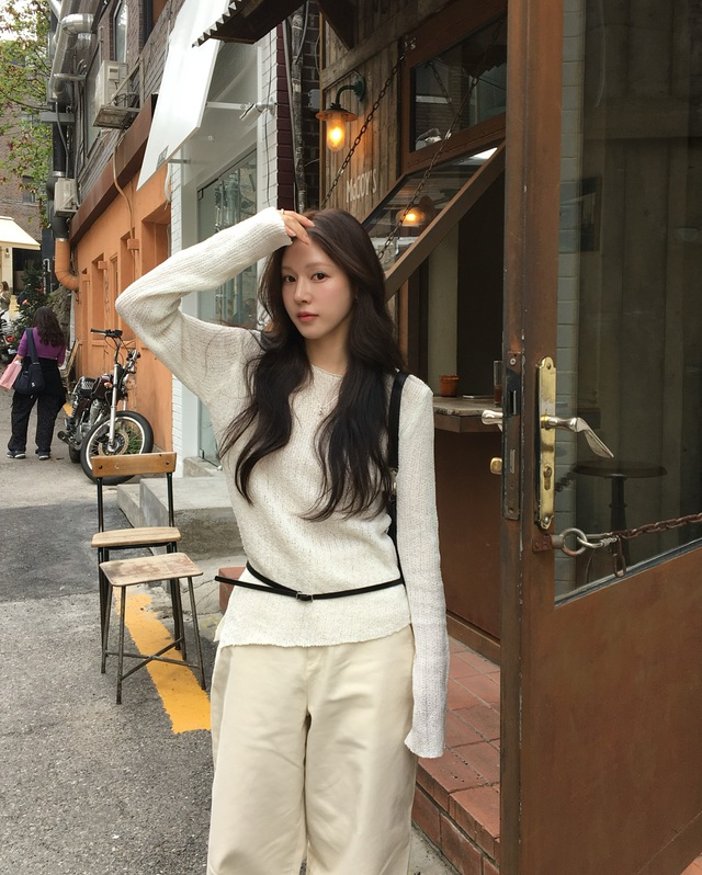 Thời tiết này mặc áo len mỏng là hợp lý nhất: 10 cách phối đơn giản, ai diện cũng đẹp- Ảnh 5.