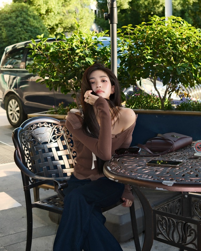 Thời tiết này mặc áo len mỏng là hợp lý nhất: 10 cách phối đơn giản, ai diện cũng đẹp- Ảnh 8.