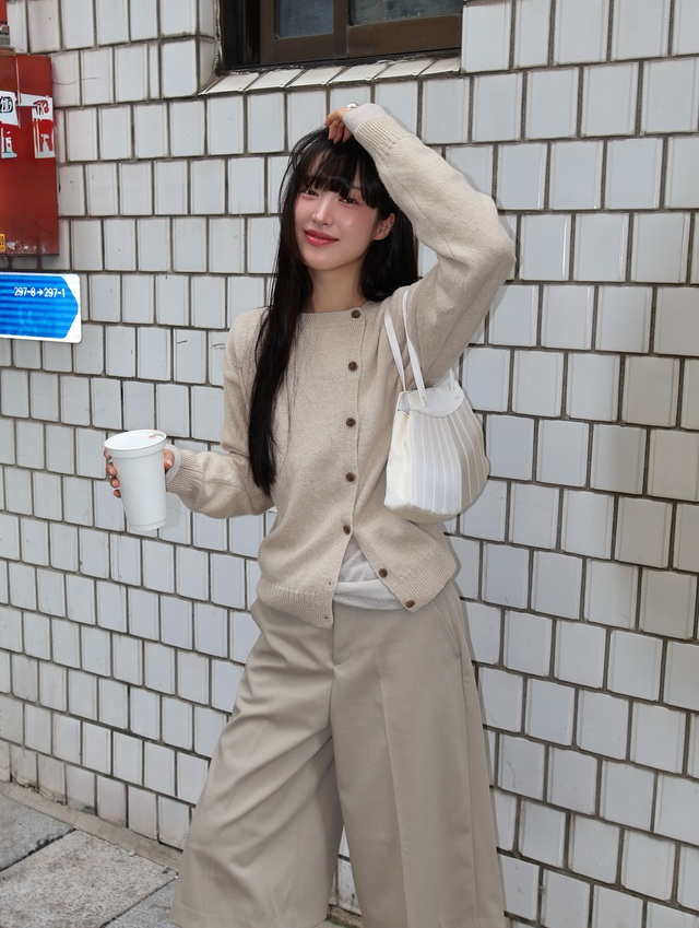 Thời tiết này mặc áo len mỏng là hợp lý nhất: 10 cách phối đơn giản, ai diện cũng đẹp- Ảnh 9.