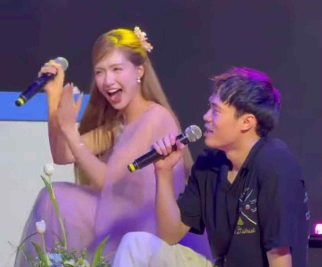 Hoà Minzy chặn Văn Toàn- Ảnh 1. Hoà Minzy chặn Văn Toàn- Ảnh 1.