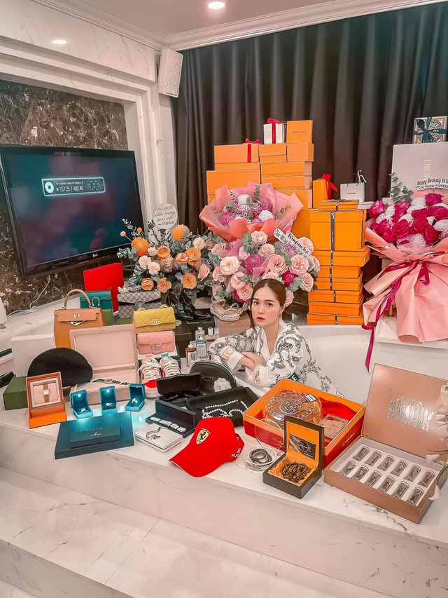 Hài như cách Đoàn Di Băng khoe đồ hiệu: Mua Louis Vuitton vì bắt chước biệt thự 400 tỷ nhà mình?- Ảnh 1. Hài như cách Đoàn Di Băng khoe đồ hiệu: Mua Louis Vuitton vì bắt chước biệt thự 400 tỷ nhà mình?- Ảnh 1.