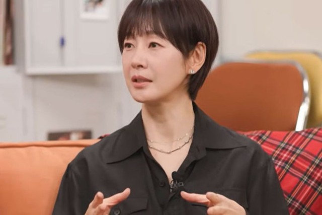 Minh tinh 50 tuổi đẹp tới mức khiến "hồng hài nhi" kém 17 tuổi theo đuổi si mê- Ảnh 1. Minh tinh 50 tuổi đẹp tới mức khiến "hồng hài nhi" kém 17 tuổi theo đuổi si mê- Ảnh 1.