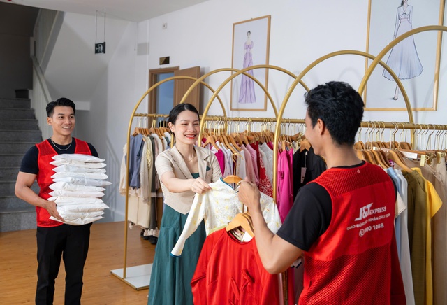 Chốt đơn ngay, nhận hàng liền tay: J&T Express tăng tốc hỗ trợ doanh nghiệp Việt mùa mua sắm cuối năm- Ảnh 3. Chốt đơn ngay, nhận hàng liền tay: J&T Express tăng tốc hỗ trợ doanh nghiệp Việt mùa mua sắm cuối năm- Ảnh 3.