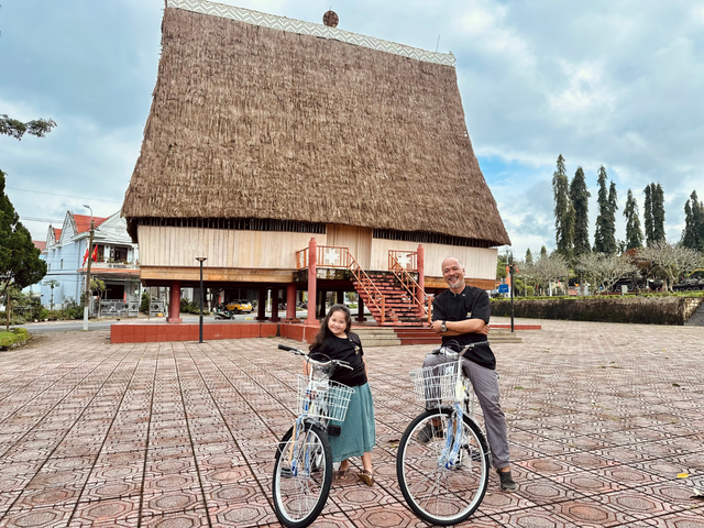 Ông bố họa sĩ gây ấn tượng bởi bài học dạy con gái 9 tuổi trong "Cha con vạn dặm"- Ảnh 6. Ông bố họa sĩ gây ấn tượng bởi bài học dạy con gái 9 tuổi trong "Cha con vạn dặm"- Ảnh 6.