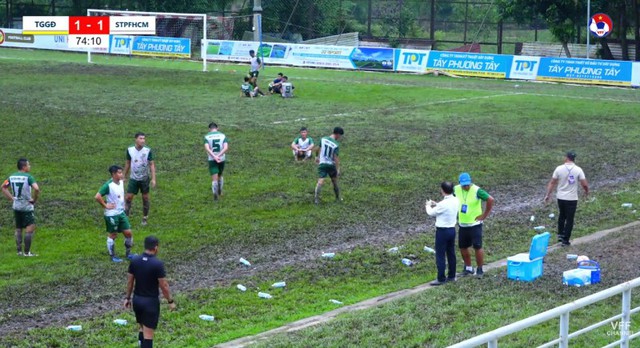 Trọng tài thay đổi quyết định thổi phạt, cầu thủ mang ghế vào sân ngồi phản đối khiến tất cả ngỡ ngàng- Ảnh 1. Trọng tài thay đổi quyết định thổi phạt, cầu thủ mang ghế vào sân ngồi phản đối khiến tất cả ngỡ ngàng- Ảnh 1.