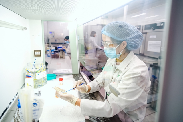 Bác sĩ 4 chuyên khoa phối hợp cứu bé gái 5 tuổi thoát mù do ổ áp xe hốc mắt nghiêm trọng- Ảnh 3. Bác sĩ 4 chuyên khoa phối hợp cứu bé gái 5 tuổi thoát mù do ổ áp xe hốc mắt nghiêm trọng- Ảnh 3.