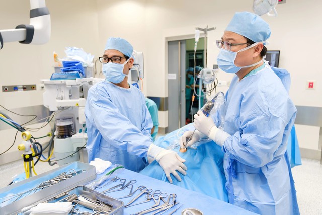 Bác sĩ 4 chuyên khoa phối hợp cứu bé gái 5 tuổi thoát mù do ổ áp xe hốc mắt nghiêm trọng- Ảnh 2. Bác sĩ 4 chuyên khoa phối hợp cứu bé gái 5 tuổi thoát mù do ổ áp xe hốc mắt nghiêm trọng- Ảnh 2.