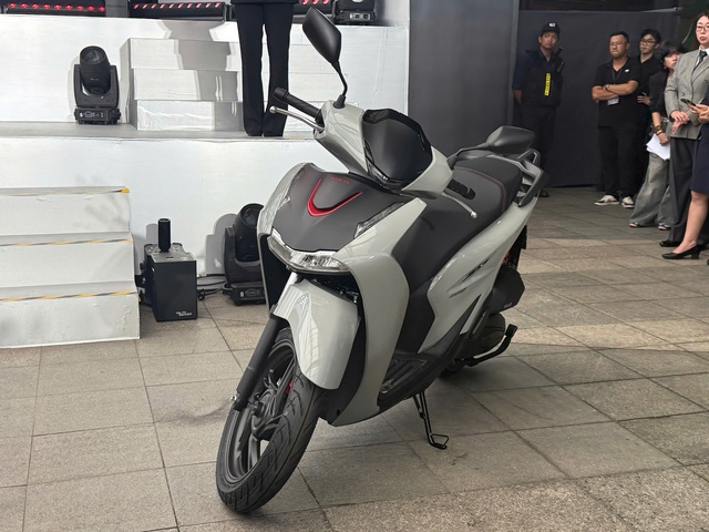 Honda ra mắt SH, Air Blade 2026, đại lý "xả kho" đời cũ: Giá xe giảm kịch sàn, SH 350i mất hơn 24 triệu- Ảnh 1. Honda ra mắt SH, Air Blade 2026, đại lý "xả kho" đời cũ: Giá xe giảm kịch sàn, SH 350i mất hơn 24 triệu- Ảnh 1.