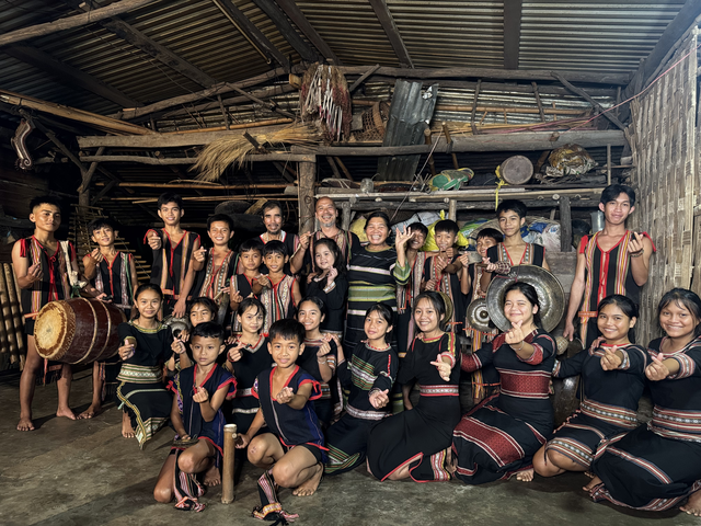 Ông bố họa sĩ gây ấn tượng bởi bài học dạy con gái 9 tuổi trong "Cha con vạn dặm"- Ảnh 3. Ông bố họa sĩ gây ấn tượng bởi bài học dạy con gái 9 tuổi trong "Cha con vạn dặm"- Ảnh 3.