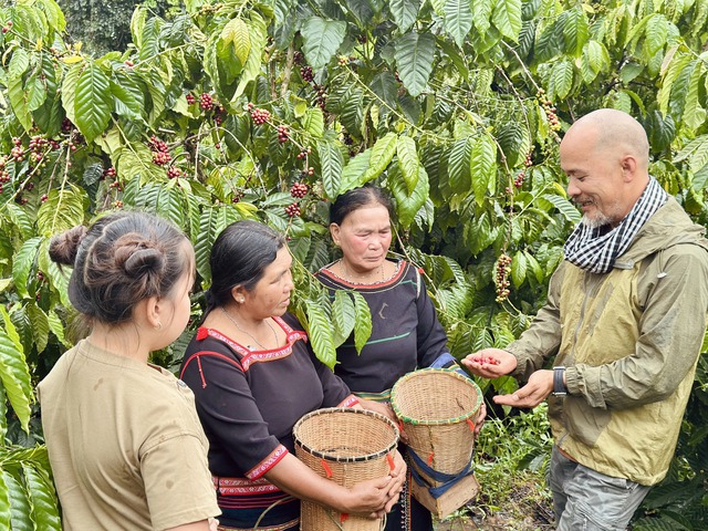Ông bố họa sĩ gây ấn tượng bởi bài học dạy con gái 9 tuổi trong "Cha con vạn dặm"- Ảnh 4. Ông bố họa sĩ gây ấn tượng bởi bài học dạy con gái 9 tuổi trong "Cha con vạn dặm"- Ảnh 4.