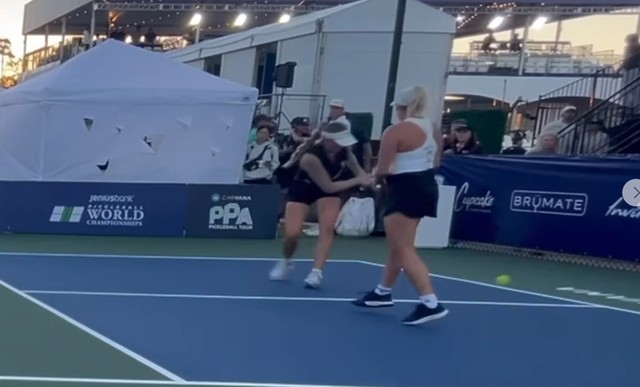 "Drama Pickleball xuyên lục địa: Sophia Phương Anh vượt 13.000km vẫn bị loại vì đối thủ xấu chơi"- Ảnh 1. "Drama Pickleball xuyên lục địa: Sophia Phương Anh vượt 13.000km vẫn bị loại vì đối thủ xấu chơi"- Ảnh 1.