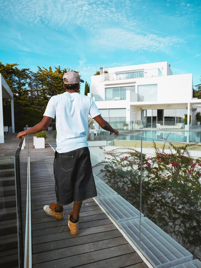 Mắt tròn mắt dẹt trước biệt thự triệu đô của Lamine Yamal- Ảnh 1. Mắt tròn mắt dẹt trước biệt thự triệu đô của Lamine Yamal- Ảnh 1.