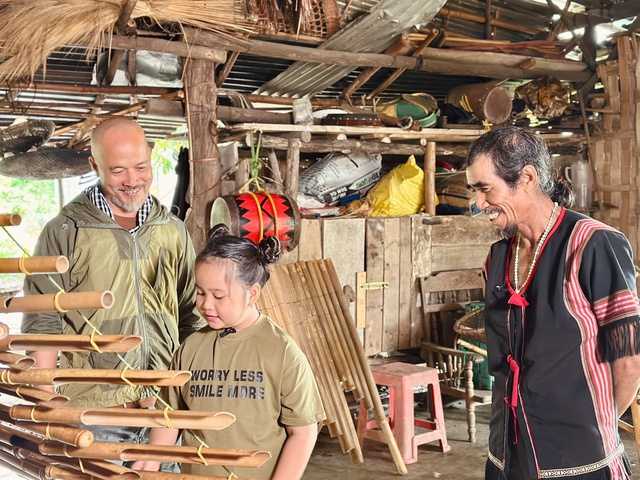 Ông bố họa sĩ gây ấn tượng bởi bài học dạy con gái 9 tuổi trong "Cha con vạn dặm"- Ảnh 2. Ông bố họa sĩ gây ấn tượng bởi bài học dạy con gái 9 tuổi trong "Cha con vạn dặm"- Ảnh 2.