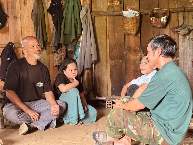 Ông bố họa sĩ gây ấn tượng bởi bài học dạy con gái 9 tuổi trong "Cha con vạn dặm"- Ảnh 7. Ông bố họa sĩ gây ấn tượng bởi bài học dạy con gái 9 tuổi trong "Cha con vạn dặm"- Ảnh 7.