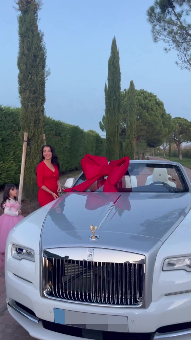 Tin được không: Ronaldo không nhớ nổi mình có bao nhiêu chiếc xe trong BST siêu xe 700 tỷ đáng gờm nhất thế giới- Ảnh 4. Tin được không: Ronaldo không nhớ nổi mình có bao nhiêu chiếc xe trong BST siêu xe 700 tỷ đáng gờm nhất thế giới- Ảnh 4.