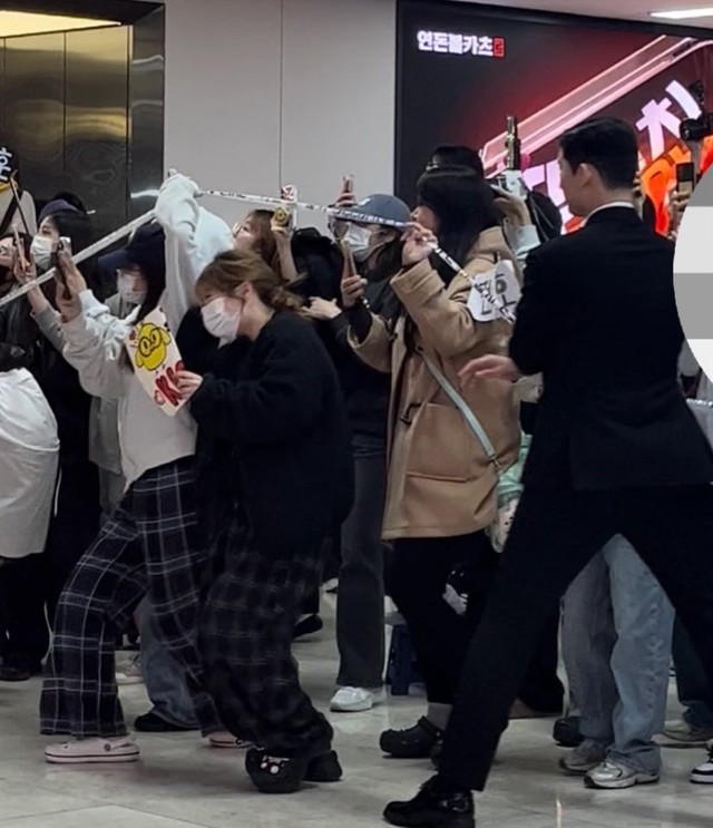 5 "gà cưng" bị fan cuồng xô đẩy giẫm đạp, một thành viên mất cả dép- Ảnh 5. 5 "gà cưng" bị fan cuồng xô đẩy giẫm đạp, một thành viên mất cả dép- Ảnh 5.
