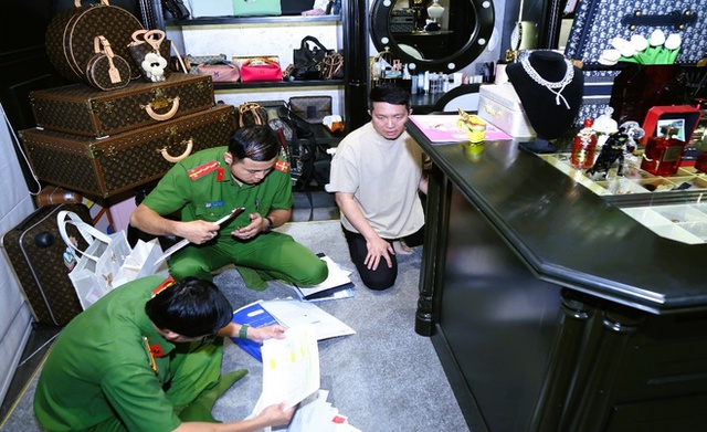 Bên trong căn phòng chứa két sắt của vợ chồng Đoàn Di Băng- Ảnh 2. Bên trong căn phòng chứa két sắt của vợ chồng Đoàn Di Băng- Ảnh 2.