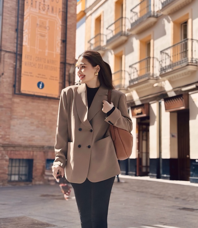 10 set đồ mùa đông cho thấy đẳng cấp thời trang của phu nhân tổng giám đốc tập đoàn nghìn tỷ- Ảnh 2. 10 set đồ mùa đông cho thấy đẳng cấp thời trang của phu nhân tổng giám đốc tập đoàn nghìn tỷ- Ảnh 2.