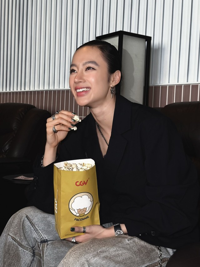 Angela Phương Trinh lạ lắm, sao lại có "trái cổ" thế này?- Ảnh 3. Angela Phương Trinh lạ lắm, sao lại có "trái cổ" thế này?- Ảnh 3.