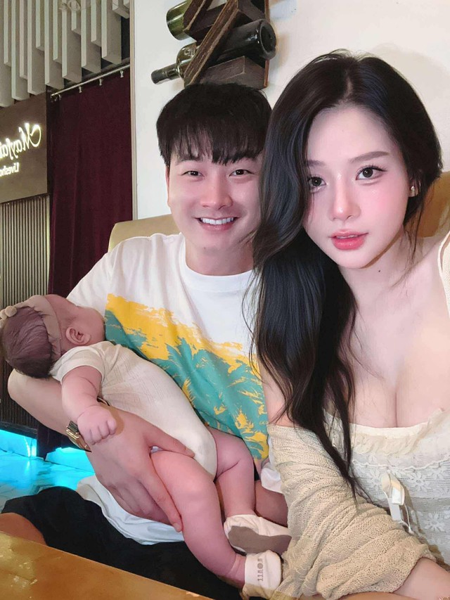 Mẹ bỉm bế con hot điên đảo, netizen truy tìm danh tính người chồng may mắn: Hoá ra là "trai hư" VTV- Ảnh 7.