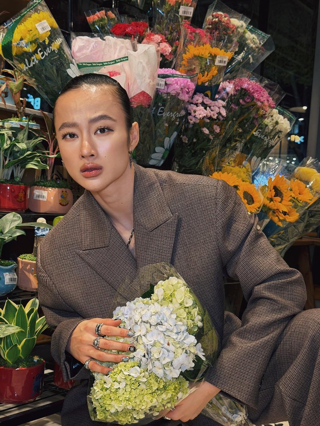 Angela Phương Trinh lạ lắm, sao lại có "trái cổ" thế này?- Ảnh 2. Angela Phương Trinh lạ lắm, sao lại có "trái cổ" thế này?- Ảnh 2.