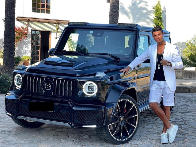 Tin được không: Ronaldo không nhớ nổi mình có bao nhiêu chiếc xe trong BST siêu xe 700 tỷ đáng gờm nhất thế giới- Ảnh 2. Tin được không: Ronaldo không nhớ nổi mình có bao nhiêu chiếc xe trong BST siêu xe 700 tỷ đáng gờm nhất thế giới- Ảnh 2.