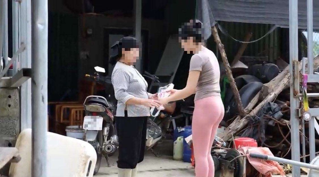 Diện đồ không phù hợp hoàn cảnh: Ranh giới mong manh giữa lòng tốt và sự phản cảm- Ảnh 4. Diện đồ không phù hợp hoàn cảnh: Ranh giới mong manh giữa lòng tốt và sự phản cảm- Ảnh 4.