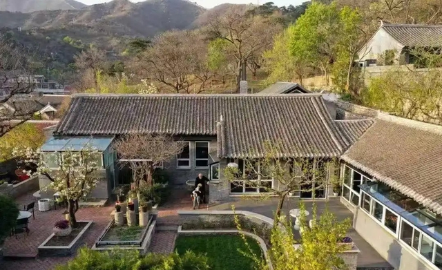 Người đàn ông xây biệt thự dưới chân Vạn Lý Trường Thành, hồi sinh cả 1 ngôi làng: 1,4 tỷ dân Trung phải nể!- Ảnh 1. Người đàn ông xây biệt thự dưới chân Vạn Lý Trường Thành, hồi sinh cả 1 ngôi làng: 1,4 tỷ dân Trung phải nể!- Ảnh 1.