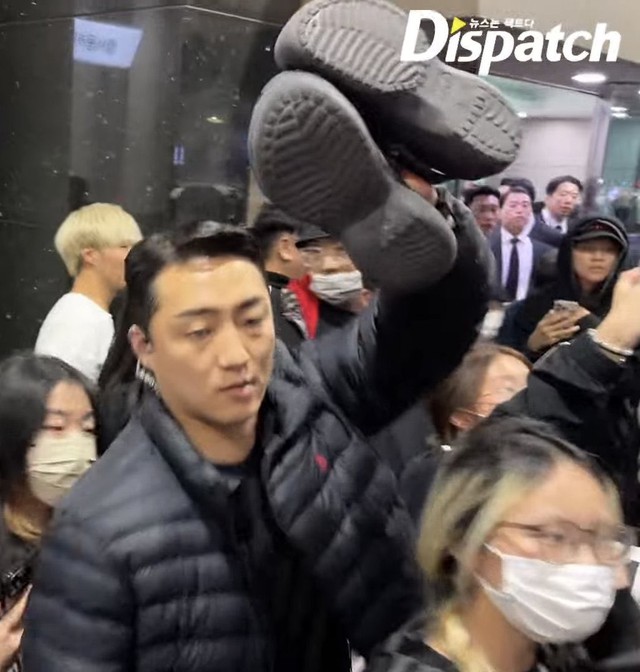 5 "gà cưng" bị fan cuồng xô đẩy giẫm đạp, một thành viên mất cả dép- Ảnh 4. 5 "gà cưng" bị fan cuồng xô đẩy giẫm đạp, một thành viên mất cả dép- Ảnh 4.