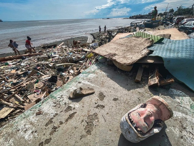 Kalmaegi - cơn bão chết chóc nhất 2025 đổ bộ 8 lần: Tang thương hằn in trên những khuôn mặt người thân nhận thi thể- Ảnh 4. Kalmaegi - cơn bão chết chóc nhất 2025 đổ bộ 8 lần: Tang thương hằn in trên những khuôn mặt người thân nhận thi thể- Ảnh 4.