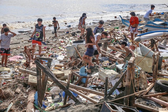 Kalmaegi - cơn bão chết chóc nhất 2025 đổ bộ 8 lần: Tang thương hằn in trên những khuôn mặt người thân nhận thi thể- Ảnh 3. Kalmaegi - cơn bão chết chóc nhất 2025 đổ bộ 8 lần: Tang thương hằn in trên những khuôn mặt người thân nhận thi thể- Ảnh 3.