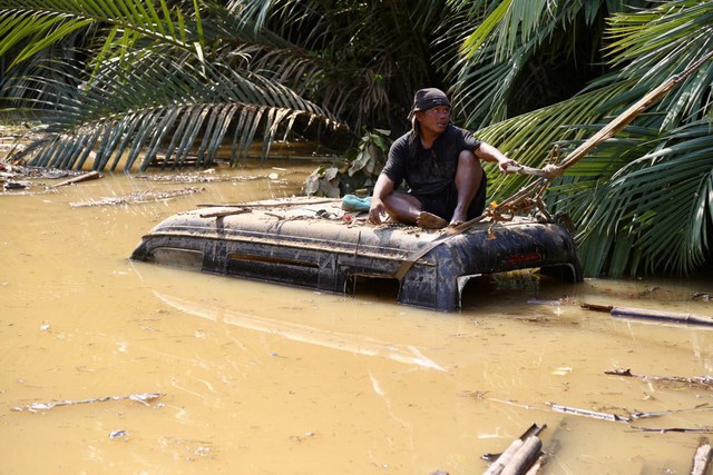 Kalmaegi - cơn bão chết chóc nhất 2025 đổ bộ 8 lần: Tang thương hằn in trên những khuôn mặt người thân nhận thi thể- Ảnh 2. Kalmaegi - cơn bão chết chóc nhất 2025 đổ bộ 8 lần: Tang thương hằn in trên những khuôn mặt người thân nhận thi thể- Ảnh 2.