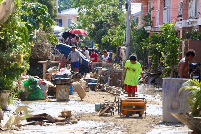 Kalmaegi - cơn bão chết chóc nhất 2025 đổ bộ 8 lần: Tang thương hằn in trên những khuôn mặt người thân nhận thi thể- Ảnh 1. Kalmaegi - cơn bão chết chóc nhất 2025 đổ bộ 8 lần: Tang thương hằn in trên những khuôn mặt người thân nhận thi thể- Ảnh 1.