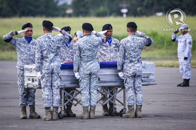 Kalmaegi - cơn bão chết chóc nhất 2025 đổ bộ 8 lần: Tang thương hằn in trên những khuôn mặt người thân nhận thi thể- Ảnh 8. Kalmaegi - cơn bão chết chóc nhất 2025 đổ bộ 8 lần: Tang thương hằn in trên những khuôn mặt người thân nhận thi thể- Ảnh 8.