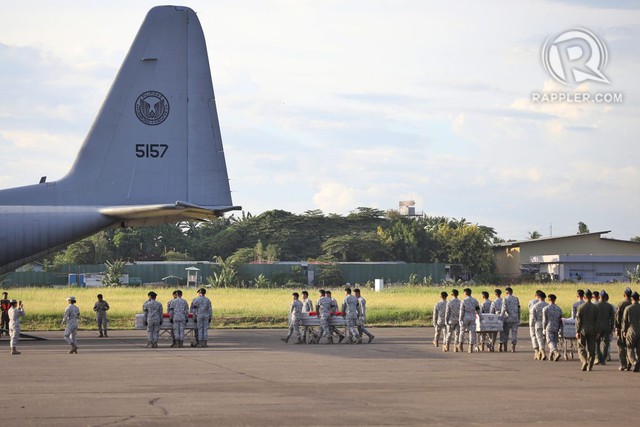 Kalmaegi - cơn bão chết chóc nhất 2025 đổ bộ 8 lần: Tang thương hằn in trên những khuôn mặt người thân nhận thi thể- Ảnh 9. Kalmaegi - cơn bão chết chóc nhất 2025 đổ bộ 8 lần: Tang thương hằn in trên những khuôn mặt người thân nhận thi thể- Ảnh 9.