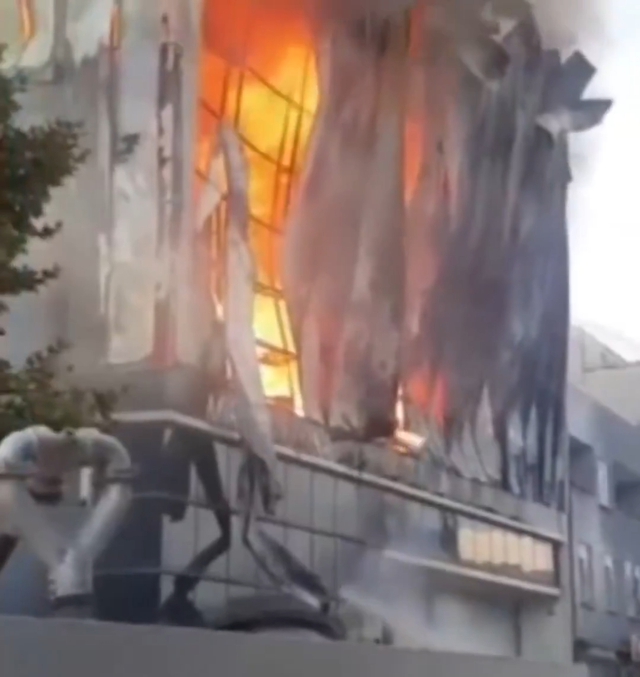 Cháy lớn ở kho nước hoa, hiện trường ám ảnh- Ảnh 2. Cháy lớn ở kho nước hoa, hiện trường ám ảnh- Ảnh 2.