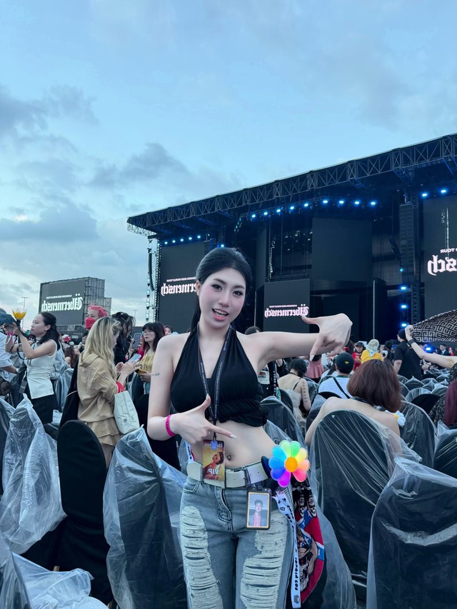 Em gái Văn Toàn khoe visual trắng phát sáng khi đi đu concert G-DRAGON- Ảnh 1.