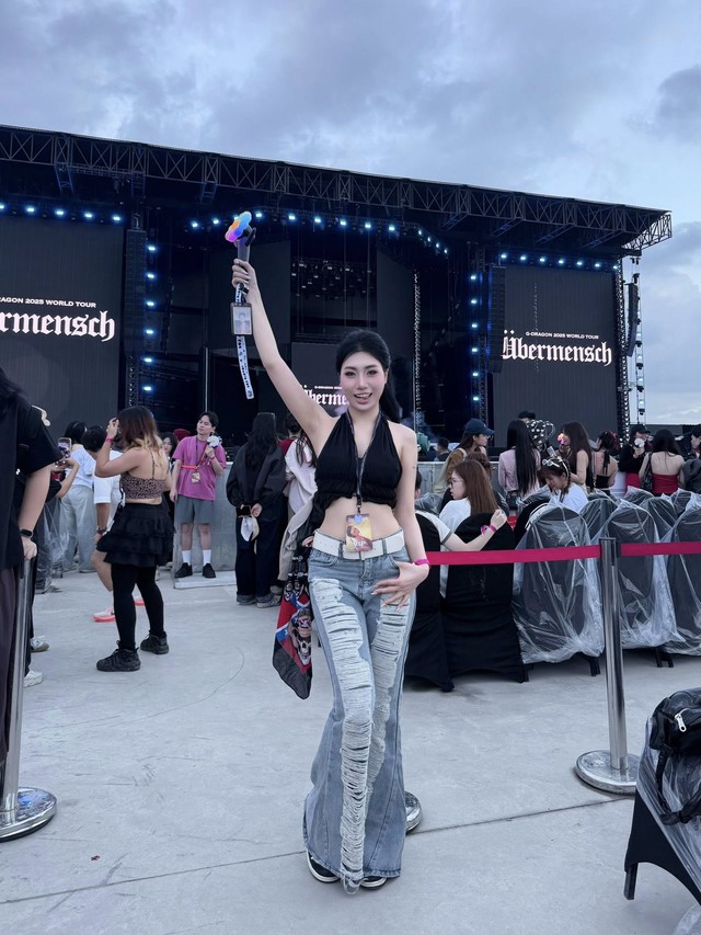 Em gái Văn Toàn khoe visual trắng phát sáng khi đi đu concert G-DRAGON- Ảnh 2.