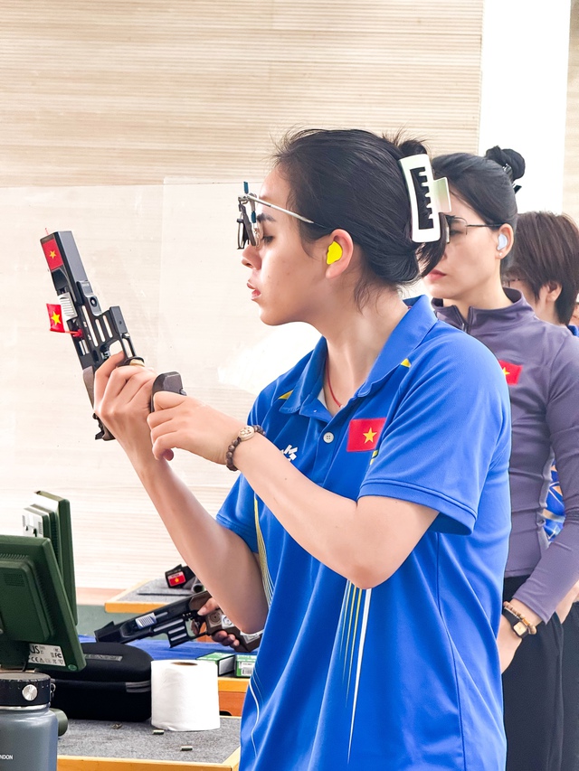 Xem xạ thủ Trịnh Thu Vinh bắn súng chuẩn bị cho SEA Games 33- Ảnh 3. Xem xạ thủ Trịnh Thu Vinh bắn súng chuẩn bị cho SEA Games 33- Ảnh 3.