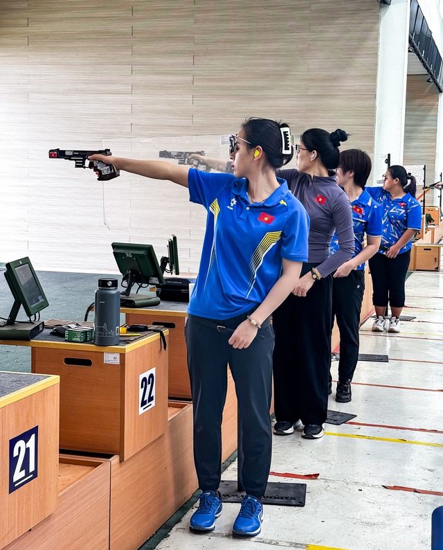 Xem xạ thủ Trịnh Thu Vinh bắn súng chuẩn bị cho SEA Games 33- Ảnh 1. Xem xạ thủ Trịnh Thu Vinh bắn súng chuẩn bị cho SEA Games 33- Ảnh 1.