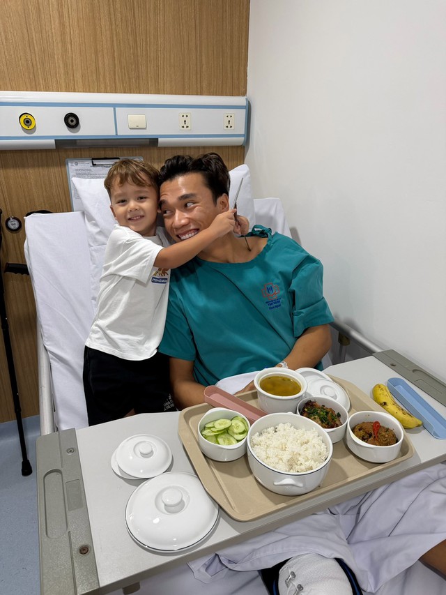 Thủ môn Bùi Tiến Dũng ra sao sau ca phẫu thuật chấn thương?- Ảnh 1.