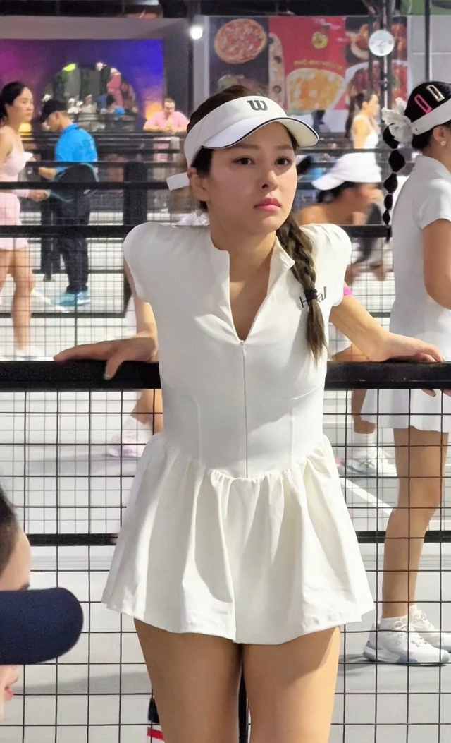Trâm Anh tái xuất đánh pickleball: Ôi, sao vẫn đẹp nức nở vậy!- Ảnh 2. Trâm Anh tái xuất đánh pickleball: Ôi, sao vẫn đẹp nức nở vậy!- Ảnh 2.