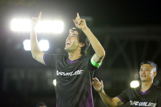 Kaka, Figo sang Việt Nam đá bóng- Ảnh 7. Kaka, Figo sang Việt Nam đá bóng- Ảnh 7.