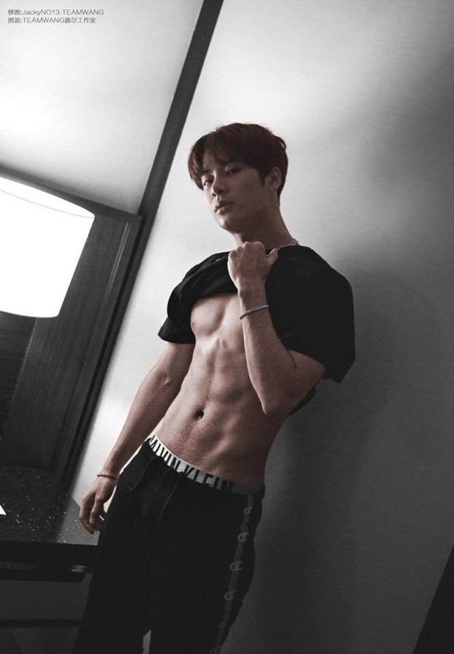 Nam ca sĩ mặt "xịt keo" khi bị người đàn ông lực lưỡng hôn trên sân khấu- Ảnh 8. Nam ca sĩ mặt "xịt keo" khi bị người đàn ông lực lưỡng hôn trên sân khấu- Ảnh 8.